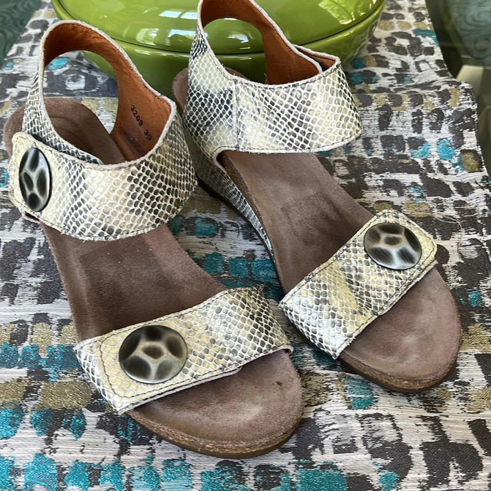 Taos carousel cream and gray woman’s size 8-8.5 wedge sandals